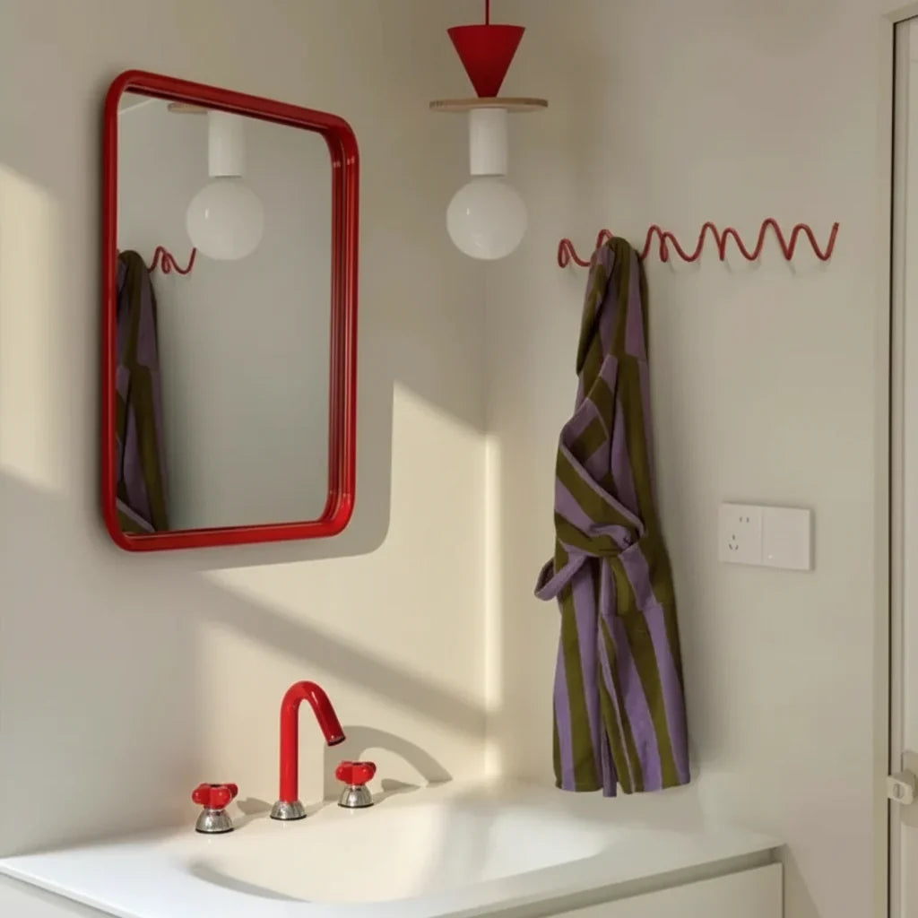 Porte-Manteau Mural Rouge Tige Ondulée Continue, vue 3 sur 4