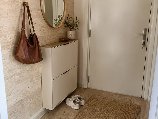 Meuble à chaussures compact près de la porte d’entrée