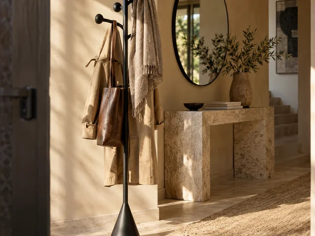 Porte-manteau sur pied noir dans une entrée lumineuse